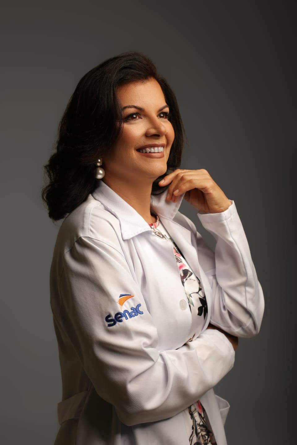 Edna Borges, de jaleco branco, sorrindo