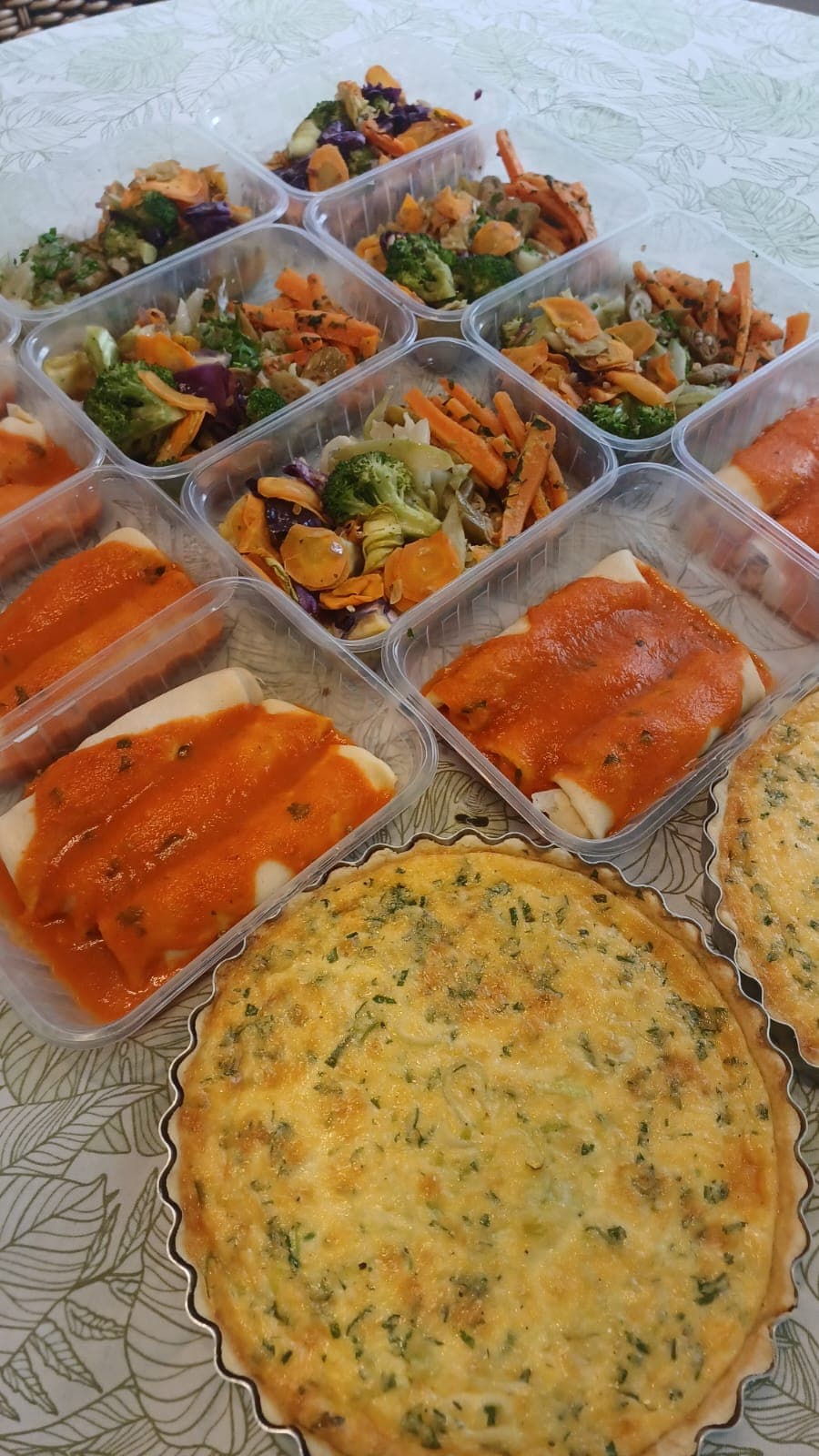 Refeições porcionadas em potes individuais, com legumes salteados, panquecas ao molho e quiche